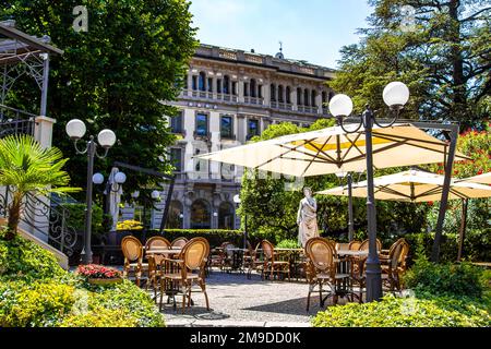 Vista sulla strada e sul lago della città di Como, all'estremità meridionale del Lago di Como, nel nord Italia Foto Stock