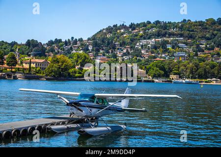 Vista sulla strada e sul lago della città di Como, all'estremità meridionale del Lago di Como, nel nord Italia Foto Stock