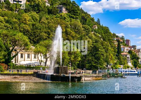 Vista sulla strada e sul lago della città di Como, all'estremità meridionale del Lago di Como, nel nord Italia Foto Stock