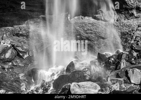 Colori di Manali in Himachal Pradesh India. Vista panoramica dell'Himalaya. Rainbow Waterfall della cascata di Jagni trekking a Manali Himachal Pradesh natura Foto Stock