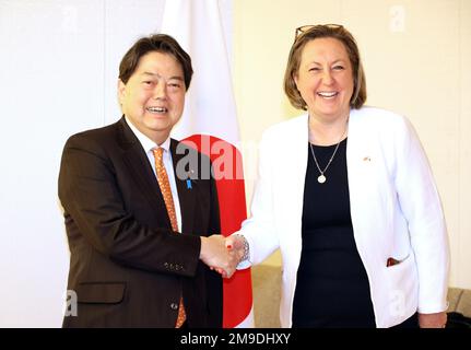 Tokyo, Giappone. 18th Jan, 2023. Il ministro degli Affari esteri e del Commonwealth britannico Anne-Marie Trevelyan (R) si scrolla le mani con il ministro degli Esteri giapponese Yoshimasa Hayashi (L) prima dei colloqui presso l'ufficio di Hayashi a Tokyo mercoledì 18 gennaio 2023. Credit: Yoshio Tsunoda/AFLO/Alamy Live News Foto Stock