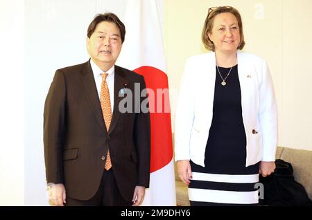 Tokyo, Giappone. 18th Jan, 2023. Il ministro degli Affari esteri e del Commonwealth britannico Anne-Marie Trevelyan (R) sorride con il ministro degli Esteri giapponese Yoshimasa Hayashi (L) prima dei colloqui che si sono tenuti presso l'ufficio di Hayashi a Tokyo mercoledì 18 gennaio 2023. Credit: Yoshio Tsunoda/AFLO/Alamy Live News Foto Stock