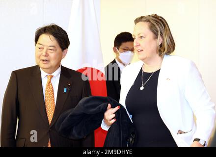 Tokyo, Giappone. 18th Jan, 2023. Il ministro degli Affari Esteri e del Commonwealth britannico Anne-Marie Trevelyan (R) è salutato dal ministro degli Esteri giapponese Yoshimasa Hayashi (L) per i colloqui che hanno avuto luogo presso l'ufficio di Hayashi a Tokyo mercoledì 18 gennaio 2023. Credit: Yoshio Tsunoda/AFLO/Alamy Live News Foto Stock