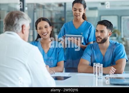 Weve ha fatto alcuni cambiamenti intorno qui. un gruppo di personale medico che ha una riunione. Foto Stock
