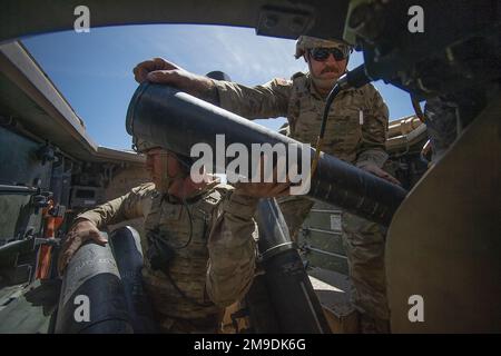 Tristan Gillaspy, la guardia nazionale dell'esercito dell'Idaho, passa i mortai a Sgt. Tygh Tennis mentre si preparano al fuoco. Il mortaio Platoon, HHC, 2-116th Combined Arms Battalion della Guardia Nazionale dell'Idaho Army, affina le proprie competenze preparandosi al dispiegamento a sostegno dell'operazione Spartan Shield. Foto Stock