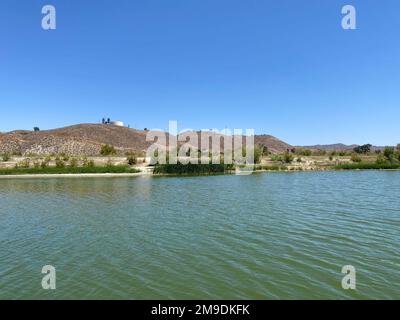 Una foto del lago Elsinore scattata durante lo studio di fattibilità mostra l'acqua verde del lago causata dalle alghe. Foto di Daria Mazey, South Pacific Division, US Army Corps of Engineers. Foto Stock