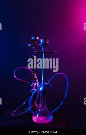 moderno hookah, shisha su sfondo nero con illuminazione al neon Foto Stock