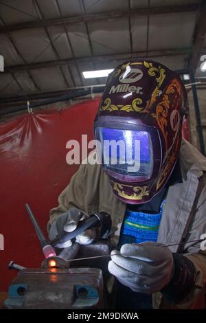 Il team del McKinley climate Laboratory, situato alla base dell'aeronautica militare di Eglin, Florida, posa per una foto all'esterno della camera principale dello stabilimento il 17 maggio 2022. Il team ha recentemente celebrato il 75th° anniversario della struttura. I primi test al MCL si sono verificati nel maggio 1947. Il MCL, che è in grado di produrre una gamma di temperature da meno 65 gradi Fahrenheit a 165 gradi Fahrenheit, può simulare qualsiasi ambiente climatico nel mondo ed è utilizzato per condurre una varietà di test climatici per il Dipartimento della Difesa, altre agenzie governative e l'industria privata. L'MCL viene utilizzato Foto Stock