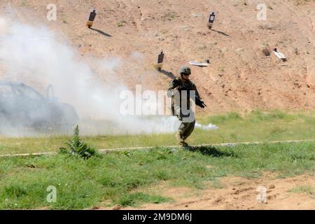 Corpo Marino degli Stati Uniti Lance CPL. Calvin Barnes, assegnato alla Fleet Anti-Terrorism Security Team Company Europe (FASTEUR), partecipa a un evento di addestramento di armi da fuoco vivo con i membri del Grupo Especial de Operaciones (GEO) della polizia Nazionale spagnola, 17 maggio 2022. FASTEUR, sotto la Task Force 61/2, è negli Stati Uniti Naval Forces Europe area of Operations, impiegato dagli Stati Uniti Sesta flotta per difendere gli interessi degli Stati Uniti, alleati e partner. Foto Stock