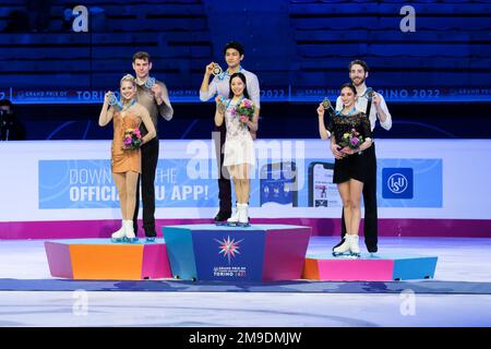 (L) Alexa Knierim / Brandon Frazier (USA), (C) Riku Miura / Ryuichi Kihara (JPN) e (R) Sara conti / Niccolo Macii (ITA) sul podio delle coppie Senior Free Skating durante il Gran Premio di Figura della ISU finale di Pattinaggio a Palavela. Foto Stock