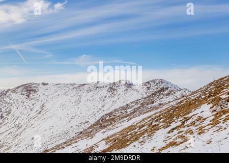 Tranquillo paesaggio innevato dalla montagna di Rtanj in inverno, Carpazi serbi Foto Stock