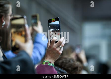 Berlino, Germania. 17th Jan, 2023. Le giovani donne tengono il loro smartphone e filmano una sfilata di moda alla Fashion Week di Berlino. La Fashion Week di Berlino si svolge dal 16 al 21 gennaio. Credit: Jens Kalaene/dpa/Alamy Live News Foto Stock