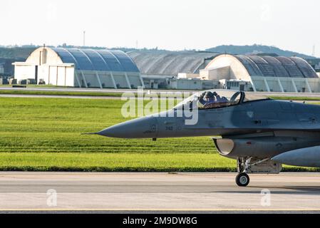 NEGLI STATI UNITI Il pilota dell'aeronautica assegnato al 80th Fighter Squadron, si porta in taxi lungo la pista alla base aerea di Kadena, Giappone, 18 maggio 2022. Il 8th Operations Group è la spina dorsale della 8th Fighter Wing, che fornisce gli equipaggi che battono l'aereo F-16 Fighting Falcon dell'ala. Foto Stock