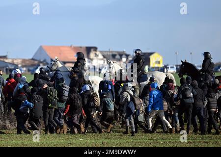 Erkelenz, Germania. 17th Jan, 2023. La polizia montata cerca di fermare gli attivisti e gli oppositori del carbone che cercano di arrivare a Lützerath. Gli attivisti e gli oppositori del carbone continuano le loro proteste martedì in diverse località della Renania settentrionale-Vestfalia. Credit: Federico Gambarini/dpa/Alamy Live News Foto Stock