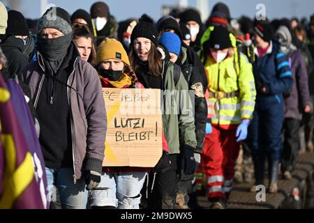 Erkelenz, Germania. 17th Jan, 2023. Attivisti e oppositori del carbone prendono parte a una protesta dopo lo sfratto di Lützerath. Gli attivisti e gli oppositori del carbone continuano le loro proteste martedì in diverse località della Renania settentrionale-Vestfalia. Credit: Federico Gambarini/dpa/Alamy Live News Foto Stock