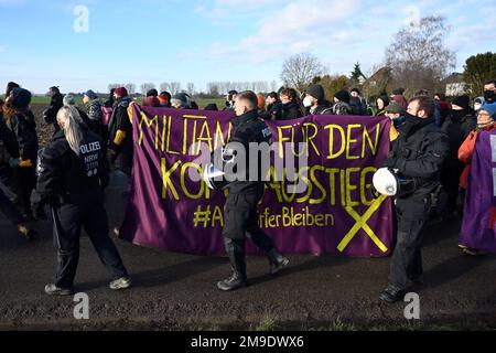 Erkelenz, Germania. 17th Jan, 2023. Attivisti e oppositori del carbone prendono parte a una protesta dopo lo sfratto di Lützerath. Gli attivisti e gli oppositori del carbone continuano le loro proteste martedì in diverse località della Renania settentrionale-Vestfalia. Credit: Federico Gambarini/dpa/Alamy Live News Foto Stock