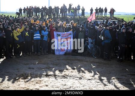 Erkelenz, Germania. 17th Jan, 2023. Attivisti e oppositori del carbone prendono parte a un’azione di protesta da parte di attivisti del clima dopo lo sfratto di Lützerath. Gli attivisti e gli oppositori del carbone continuano le loro proteste martedì in diverse località della Renania settentrionale-Vestfalia. Credit: Federico Gambarini/dpa/Alamy Live News Foto Stock