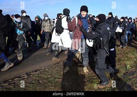 Erkelenz, Germania. 17th Jan, 2023. Attivisti e oppositori di carbone prendono parte a una protesta dopo lo sfratto di Lützerath e sono fermati da agenti di polizia dal lasciare la rotta di marcia . Gli attivisti e gli oppositori del carbone continuano le loro proteste martedì in diverse località della Renania settentrionale-Vestfalia. Credit: Federico Gambarini/dpa/Alamy Live News Foto Stock