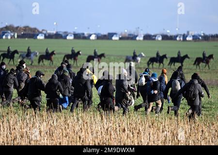 Erkelenz, Germania. 17th Jan, 2023. La polizia montata cerca di fermare gli attivisti e gli oppositori del carbone che cercano di arrivare a Lützerath. Gli attivisti e gli oppositori del carbone continuano le loro proteste martedì in diverse località della Renania settentrionale-Vestfalia. Credit: Federico Gambarini/dpa/Alamy Live News Foto Stock