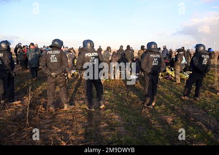 Erkelenz, Germania. 17th Jan, 2023. Agenti di polizia circondano un gruppo di manifestanti e attivisti sul bordo della miniera lignite Garzweiler II open pit. Gli attivisti e gli oppositori del carbone hanno continuato le loro proteste in diverse località della Renania settentrionale-Vestfalia martedì. Credit: Federico Gambarini/dpa/Alamy Live News Foto Stock