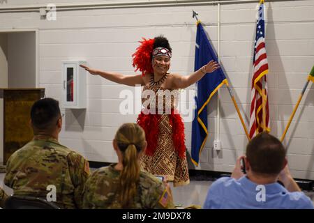 I membri della Comunità Samoana della Colombia eseguono le loro danze native durante un'osservanza in onore del mese dell'eredità delle isole asiatiche americane e del Pacifico presso il centro di preparazione di Firenze, nel South Carolina, il 18 maggio 2022. Foto Stock