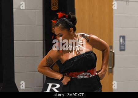 I membri della Comunità Samoana della Colombia eseguono le loro danze native durante un'osservanza in onore del mese dell'eredità delle isole asiatiche americane e del Pacifico presso il centro di preparazione di Firenze, nel South Carolina, il 18 maggio 2022. Foto Stock