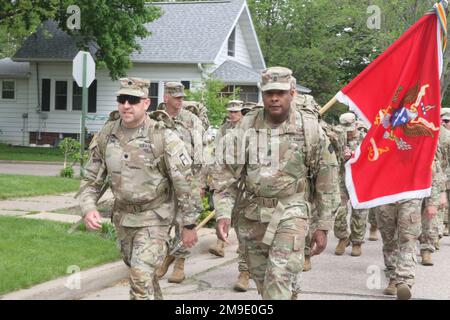 STATI UNITI Robert McTehe, comandante, 1st Brigade Engineer Battaglione, 310th° reggimento fanteria, 181st° Brigata di addestramento multifunzionale e Stati Uniti Gregory Betty, 88th Readiness Division Command Sgt. Major, Begin the Ruck for the Fallen, che fu una marcia di 5 chilometri che si concluse al Woodlawn Cemetery di Sparta, Wisconsin, 18 maggio 2022. Foto Stock