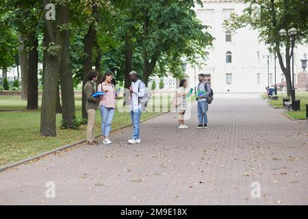 Felici studenti interracial con notebook in un parco estivo. foto con uno spazio di copia. Foto Stock