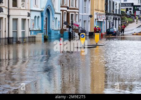 I vigili del fuoco pompano acqua allagata dalle case e dalle aziende dopo che la pioggia pesante causa l'inondazione nella città di Hastings e chiude il centro commerciale Priory Meadow Foto Stock
