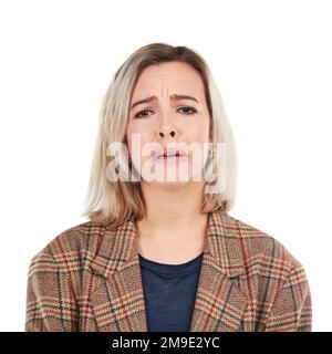 Triste volto, sfondo bianco e ritratto di donna isolato in studio per sconvolto, depressione e emozione infelice. Tristezza, fail e ragazza frustrato con Foto Stock