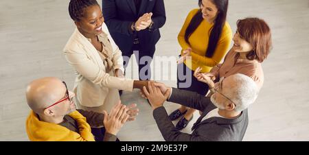 Gruppo di persone multirazziali felici che si incontrano e familiarizzare con l'evento aziendale Foto Stock