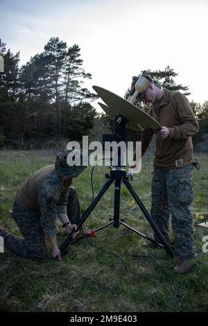 Jordan Chaussepied (a sinistra) e William Horton, operatori di sistemi aerei senza equipaggio con Task Force 61/2, assemblano un satellite durante l'esercitazione Hedgehog 22 vicino Saaremaa, Estonia, 19 maggio 2022. La Task Force 61/2 partecipa all'esercitazione Siil 22 condotta dall'estone (Hedgehog 22 in inglese). Il Siil 22 riunisce membri della forza di difesa estone e marinai e marines statunitensi sotto la Task Force 61/2 per migliorare l'interoperabilità alleata e preservare la sicurezza e la stabilità nella regione baltica. Hedgehog 22,Marines,Nettuno Shield 22,RXR,SIIL Foto Stock