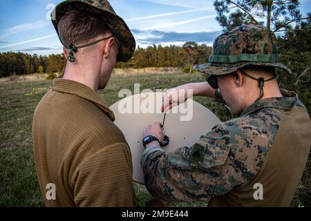 William Horton (a sinistra) e Jordan Chaussepied, operatori di sistemi aerei senza equipaggio con Task Force 61/2, assemblano un satellite durante l'esercitazione Hedgehog 22 vicino Saaremaa, Estonia, 19 maggio 2022. La Task Force 61/2 partecipa all'esercitazione Siil 22 condotta dall'estone (Hedgehog 22 in inglese). Il Siil 22 riunisce membri della forza di difesa estone e marinai e marines statunitensi sotto la Task Force 61/2 per migliorare l'interoperabilità alleata e preservare la sicurezza e la stabilità nella regione baltica. Hedgehog 22,Marines,Nettuno Shield 22,RXR,SIIL Foto Stock