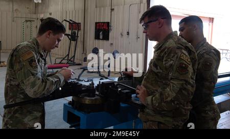 Gli aeratori dello Squadron di manutenzione delle apparecchiature 49th utilizzano una macchina curvatrice a tubi di produzione, 18 maggio 2022, sulla base dell'aeronautica militare di Holloman, New Mexico. Il ruolo principale del 49th EMS è quello di garantire che un aeromobile sia in grado di volare riparando le crepe, i sistemi di armamento e smontando l'aeromobile per l'ispezione. Foto Stock