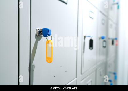 Armadietto grigio con chiave per la sicurezza nelle strutture pubbliche Foto Stock