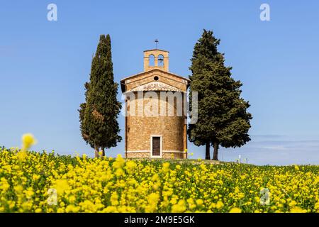 Cappella della Madonna di Vitaleta, famosa cappella della Val d'Orcia in Toscana. Foto Stock