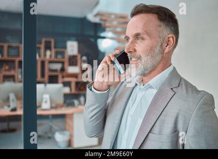 Un sogno non diventa realtà attraverso la magia. un uomo d'affari che chiama al lavoro in un ufficio. Foto Stock