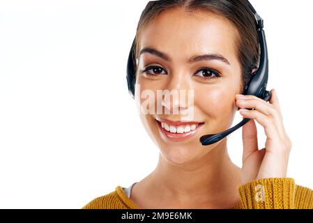 Telemarketing, posizionamento del prodotto e ritratto di donna isolato con sorriso su sfondo bianco. Agenzia call center, crm e ragazza in cuffia Foto Stock