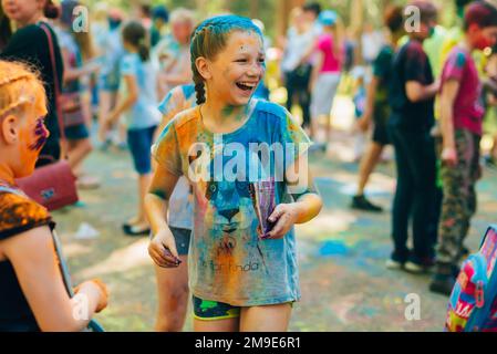 VICHUGA, RUSSIA - 17 GIUGNO 2018: Celebrazione del festival dei colori Holi Foto Stock