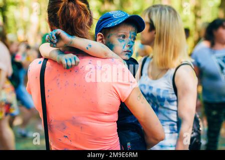 VICHUGA, RUSSIA - 17 GIUGNO 2018: Celebrazione del festival dei colori Holi Foto Stock