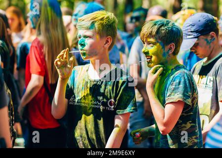 VICHUGA, RUSSIA - 17 GIUGNO 2018: Celebrazione del festival dei colori Holi Foto Stock