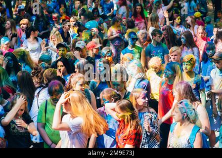 VICHUGA, RUSSIA - 17 GIUGNO 2018: Folla di bambini piccoli per celebrare il festival dei colori Holi Foto Stock