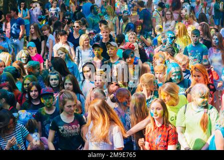 VICHUGA, RUSSIA - 17 GIUGNO 2018: Folla di bambini piccoli per celebrare il festival dei colori Holi Foto Stock