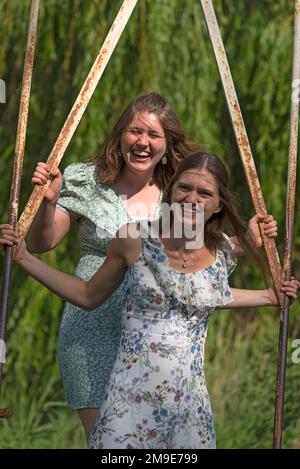 Due ragazze che oscillano, Meclemburgo-Pomerania occidentale, Germania Foto Stock