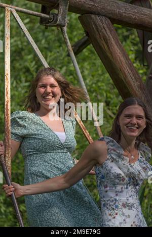 Due ragazze che oscillano, Meclemburgo-Pomerania occidentale, Germania Foto Stock