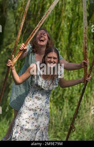 Due ragazze che oscillano, Meclemburgo-Pomerania occidentale, Germania Foto Stock