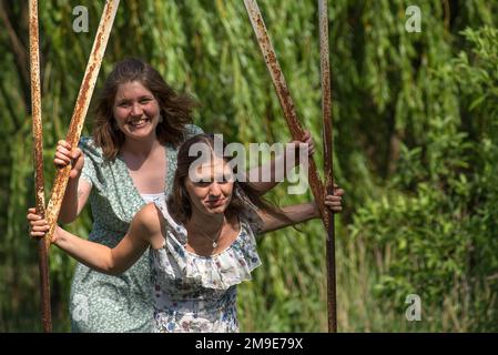 Due ragazze che oscillano, Meclemburgo-Pomerania occidentale, Germania Foto Stock