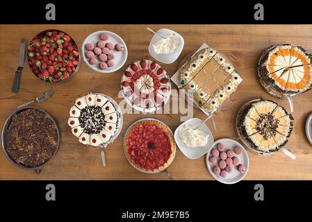 Tavolo con torte e torte per una festa di nozze, Meclemburgo-Pomerania anteriore, Germania Foto Stock