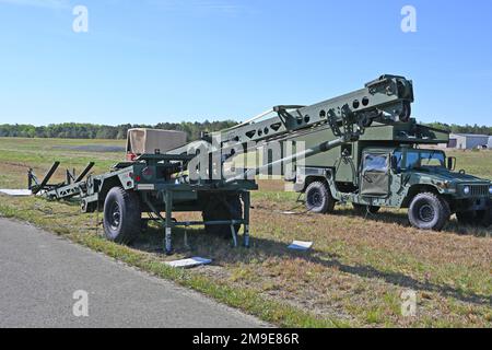 I soldati del 1st DET / 104th BEB (BRIGADE ENG BATTALLION) stanno completando un'operazione di due settimane di addestramento del drone ombra non presidiato UAS. Questo drone di 12 piedi con un'apertura alare di 22 piedi è un drone base carburante che può restituire foto e video a un punto base. L'OMBRA viene lanciata da un catapulta pneumatico montato su un rimorchio, viene recuperata con l'ausilio di attrezzi di arresto simili ai getti su un portaerei. La sua telecamera elettroottica/infrarossa (EO/IR), raffreddata ad azoto liquido, stabilizzata digitalmente e montata su gimbal, trasmette video in tempo reale tramite un collegamento dati line-of-sight in banda C alla terra c Foto Stock