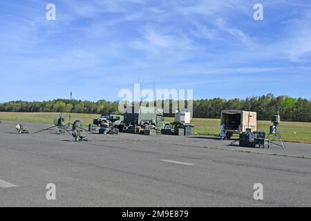 I soldati del 1st DET / 104th BEB (BRIGADE ENG BATTALLION) stanno completando un'operazione di due settimane di addestramento del drone ombra non presidiato UAS. Questo drone di 12 piedi con un'apertura alare di 22 piedi è un drone base carburante che può restituire foto e video a un punto base. L'OMBRA viene lanciata da un catapulta pneumatico montato su un rimorchio, viene recuperata con l'ausilio di attrezzi di arresto simili ai getti su un portaerei. La sua telecamera elettroottica/infrarossa (EO/IR), raffreddata ad azoto liquido, stabilizzata digitalmente e montata su gimbal, trasmette video in tempo reale tramite un collegamento dati line-of-sight in banda C alla terra c Foto Stock